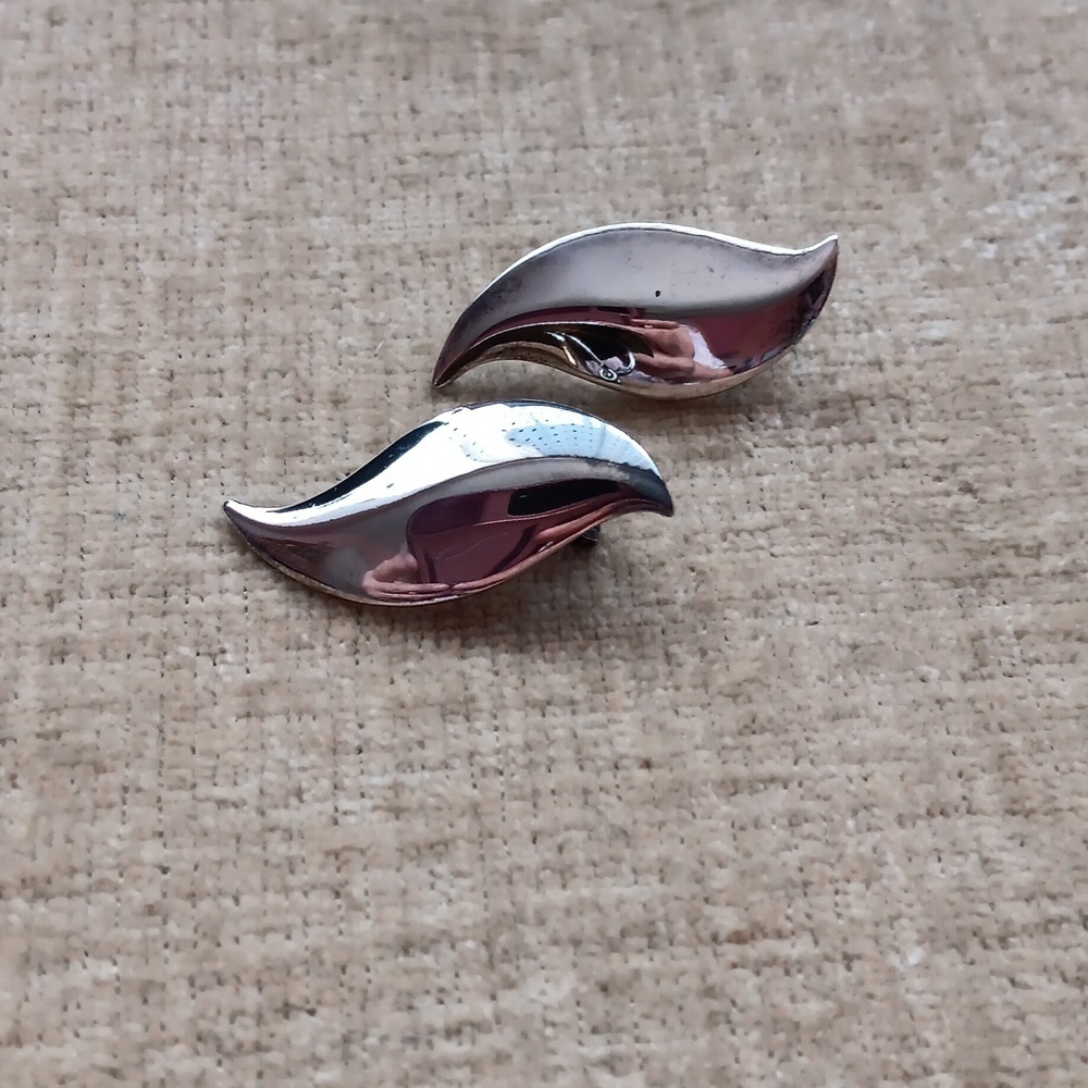 Spring Back Post Leaf Silver Earrings - image 1